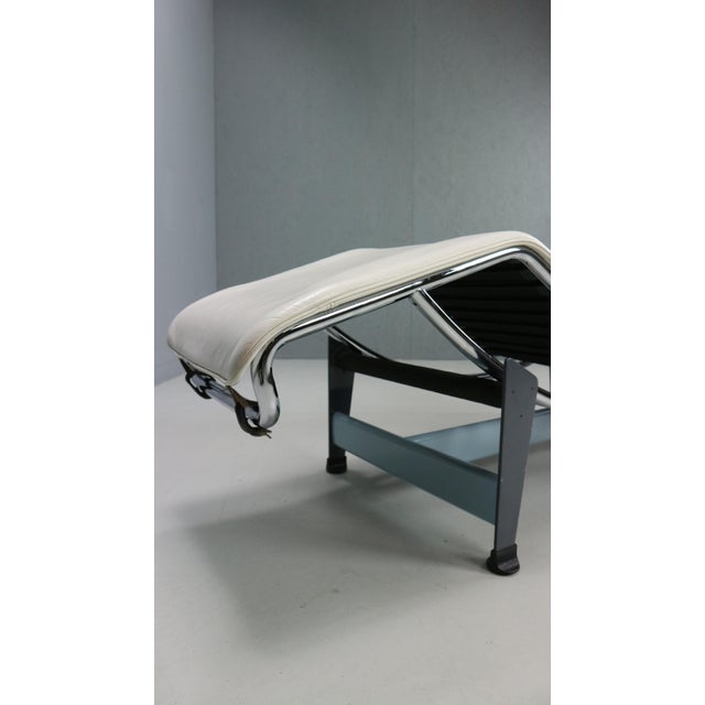 White Leather LC4 Chaise Longue by Le Corbusier for Cassina, 1960s For Sale - Image 10 of 18