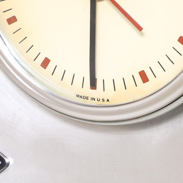Mid-Century Modern Mid-Century Brushed Aluminum & Bakelite Telechron Saucer Wall Clock Model 2h101 For Sale - Image 3 of 12