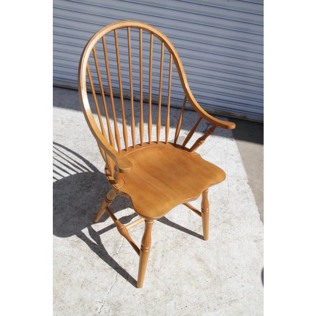 Late 20th Century Late 20th Century Amish Continuous Arm Windsor Chair in Maple. For Sale - Image 5 of 10