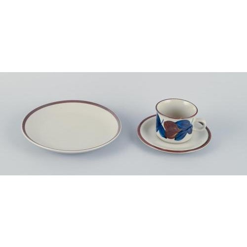 Arabia, Finland, six-person retro coffee set in stoneware. Hand-painted with floral motifs. from the 1970s. In perfect...