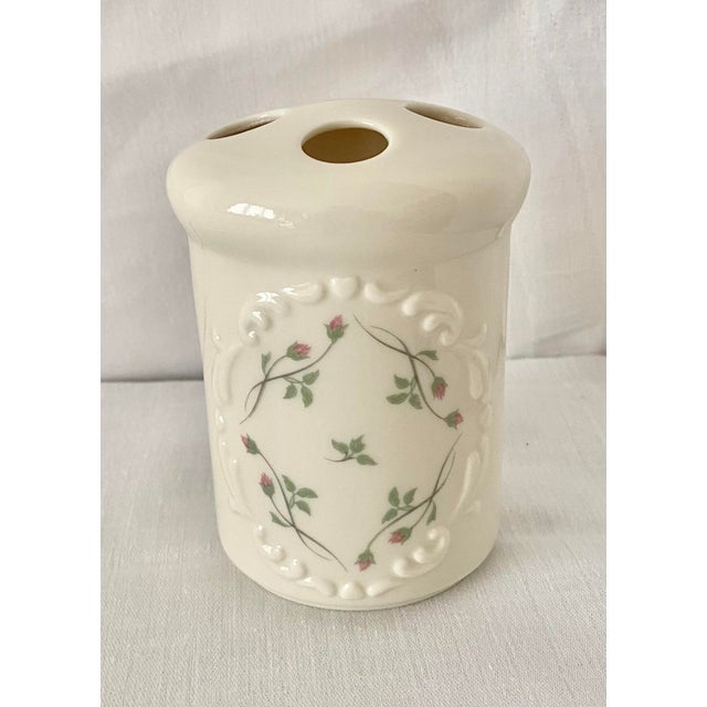 Late 20th Century Lenox Rose Manor Porcelain Toothbrush Holder Cream Ivory Pink Floral Excellent Condition For Sale - Image 12 of 12