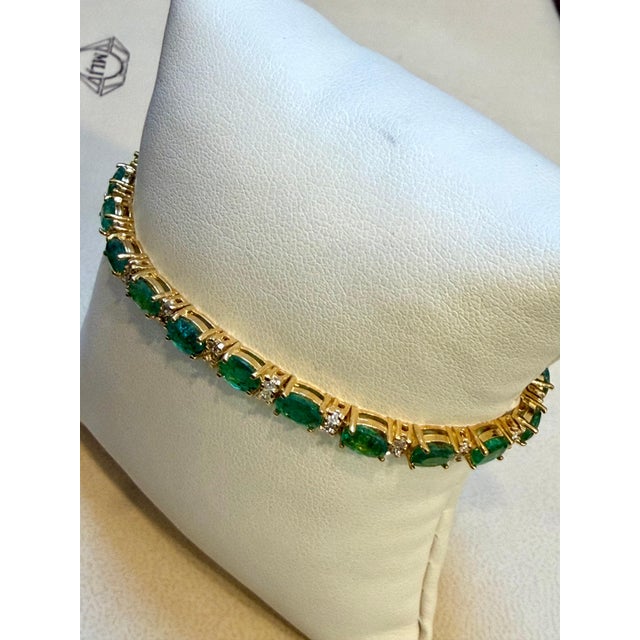 2020s 12 Ct Natural Brazilian Emerald & Diamond Tennis Bracelet 14 Karat Yellow Gold For Sale - Image 5 of 8
