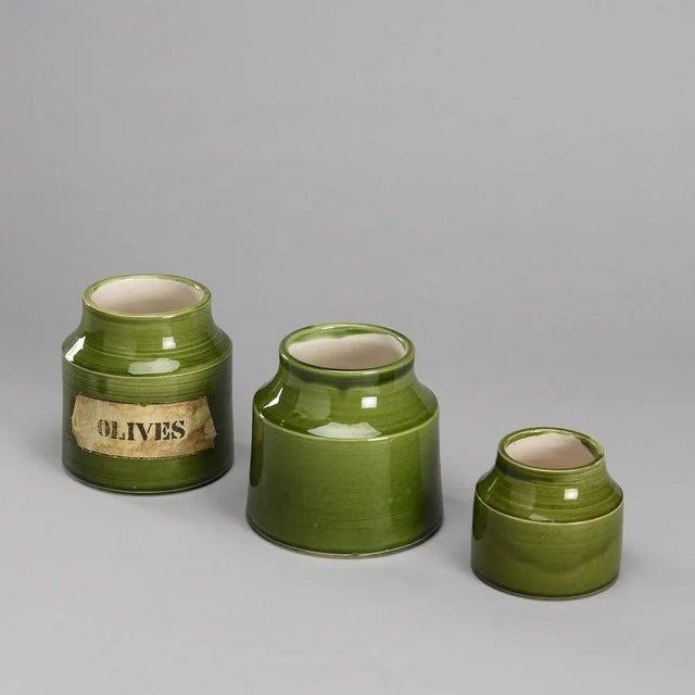 It seems that green is fashionable! For our part, we always liked this, in particular the magnificent enamel of Mado...