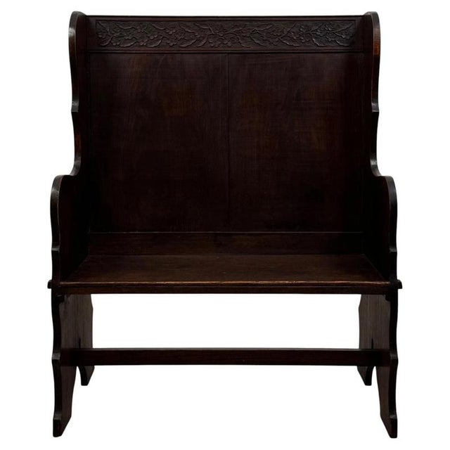 A beautifully proportioned early 20th-century English Edwardian settle, finely constructed in oak and distinguished by its...