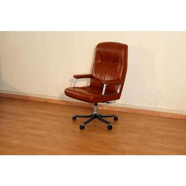 The Tecno P126 Executive office chair, designed by Osvaldo Borsani in 1966, is an icon of Italian modernist design,...