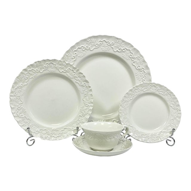 1989 Vintage English Americana Wedgwood for Ralph Lauren Le Blanc Claire Dinnerware - 5 Piece Place Setting For Sale