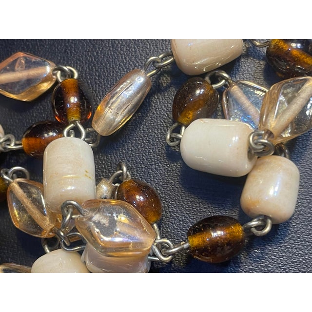 1940s MCM Jewelry Bohemian Glass Necklace in Opalescent Amber, Topaz and Taupe For Sale - Image 5 of 6