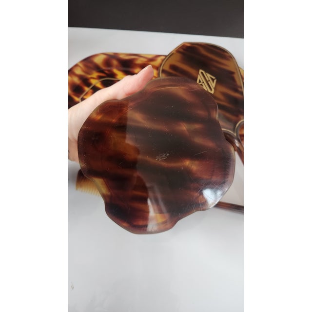 Plastic Art Deco Pyralin “La Belle” Tortoiseshell Vanity Dressing Set, Circa 1930s, Usa For Sale - Image 7 of 17