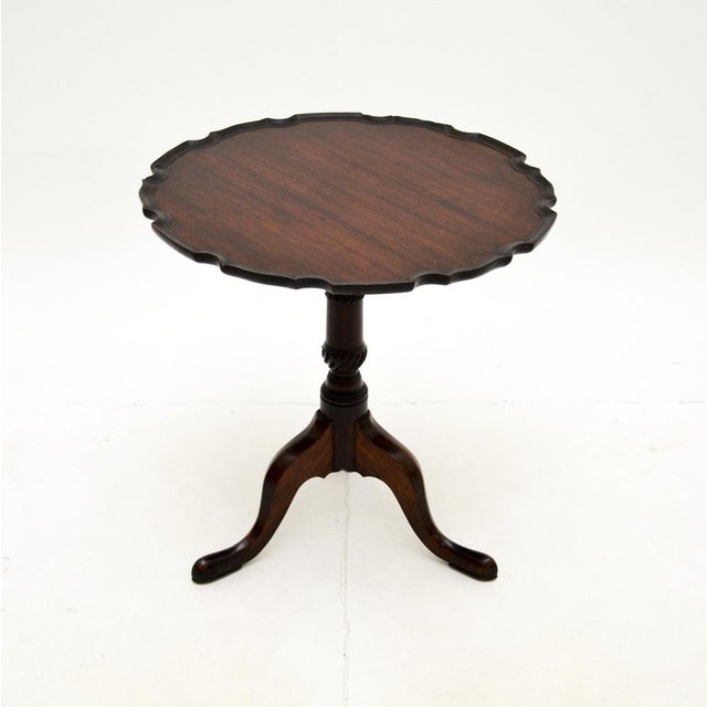 A beautiful and very well made antique occasional side table. This was made in England, it dates from around the 1900-1910...