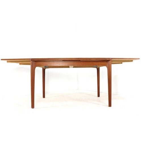 Beautiful, fully restored teak dining table in excellent condition. The table can be extended thanks to a clever system....