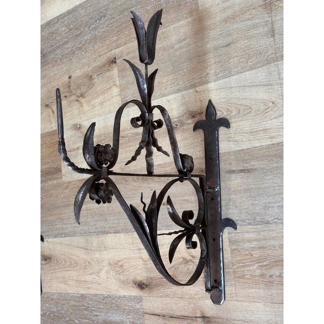 18th Century Pair of French Hand-Forged Wrought Iron Wall Brackets, 17th-18th Century For Sale - Image 5 of 7