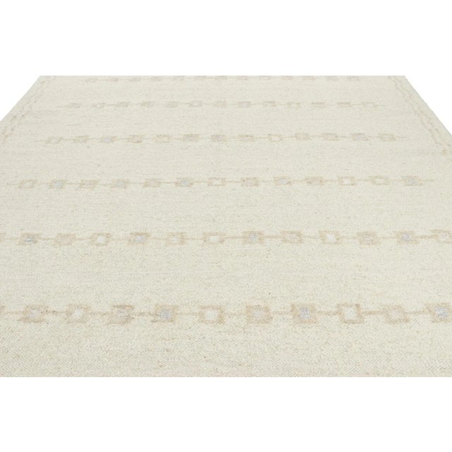 Handwoven in wool, this smart 10x14 Swedish style flat weave is Rug & Kilim’s “Nu” texture in their Scandinavian rug...