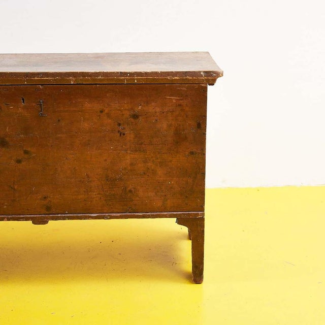 Discover this charming vintage solid wood chest, a perfect example of classic design. With its rustic style and elegant...