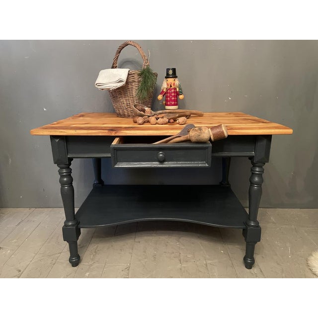 This enchanting antique table has given us a new paint, we sanded and oiled the surface. Width: 112 cm Depth: 71.5 cm...