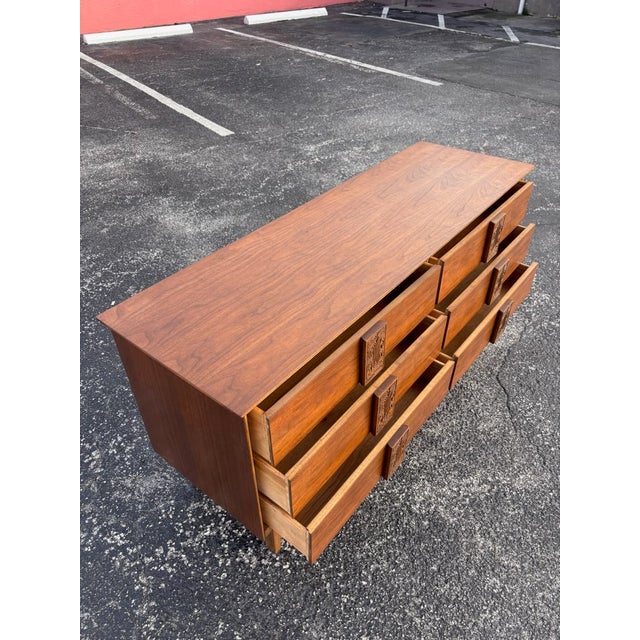 Mid 20th Century Fully-Refinished Mid Century Bassett Aztec Sixer For Sale - Image 5 of 8