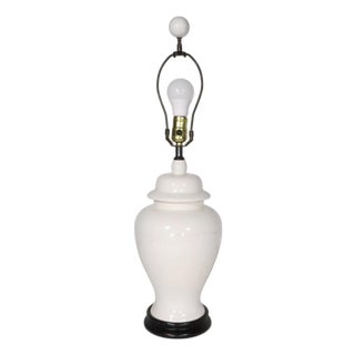 Late 20th Century Asian Modern White Ceramic Ginger Jar Form Table Lamp For Sale