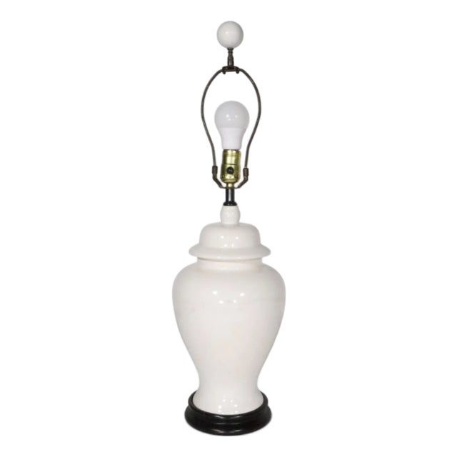 Late 20th Century Asian Modern White Ceramic Ginger Jar Form Table Lamp For Sale