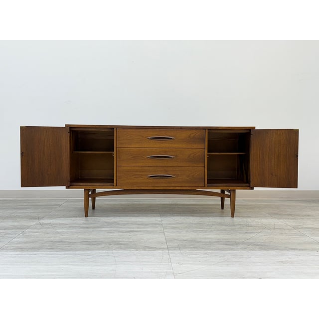 Broyhill Broyhill Sculptra Mid-Century Modern Walnut Credenza Lower Height / Tv Stand For Sale - Image 4 of 11