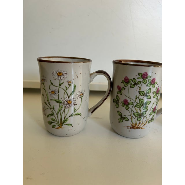 1970s Vintage Field Daisy Sweet Clov Wild Pink Buttercup Mixed Flowers Mugs- Set of 4 For Sale - Image 5 of 5