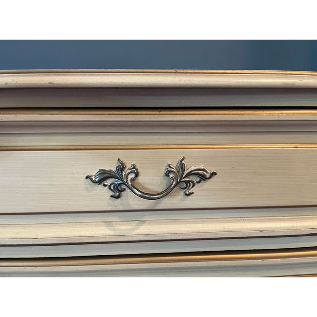 French Provincial Vintage Henry Link (Unstamped) French Country Provincial 3-Drawer Dresser For Sale - Image 3 of 8