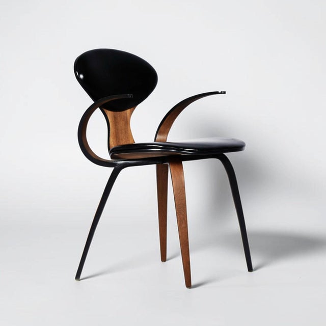 This striking sculptural bent‑ply armchair is an exceptional example of the organic, fluid forms that defined American...