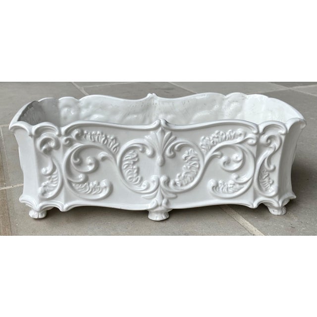 Rustic European Circa 1980 Neoclassical Mottahedah-Style Terraglia Bianca (Creamware) “Flower Box" Cachepot or Jardinière, Italy For Sale - Image 3 of 18