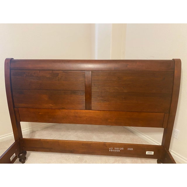 Cinnamon Vintage Ethan Allen British Classics Queen Sleigh Bed With Low Footboard Excellent Condition For Sale - Image 8 of 12