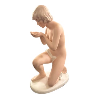 1960s Large Wallendorf Porcelain Woman Figurine 11-1/4 Inch Tall For Sale