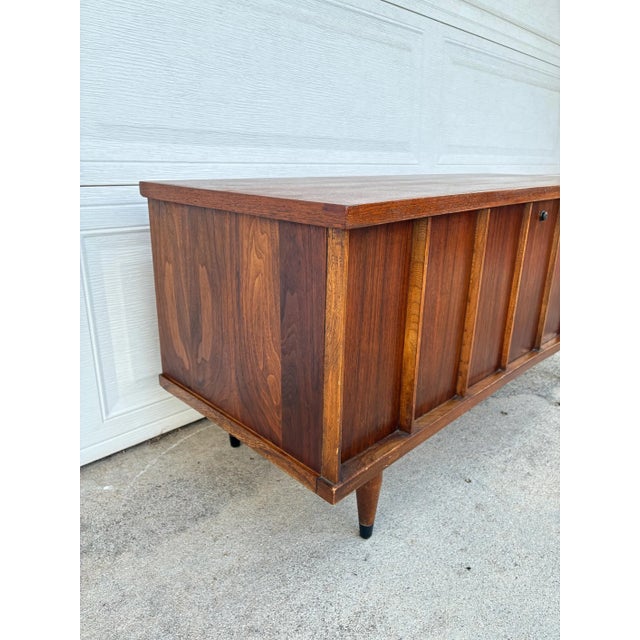 1960s Vintage Mid Century Walnut Cedar Chest by Lane For Sale - Image 5 of 8