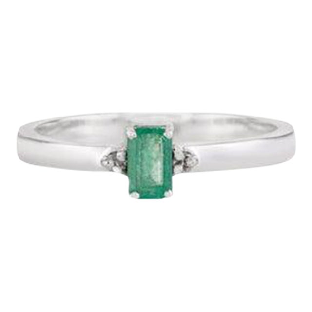 Classic Emerald & Diamond Solitaire Ring in 925 Sterling Silver - Size 7 For Sale