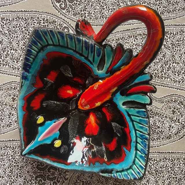 This incredible little manta ray platter is extremely rare. Would be great for aperitif, tapas, shrimps, small sea food,...