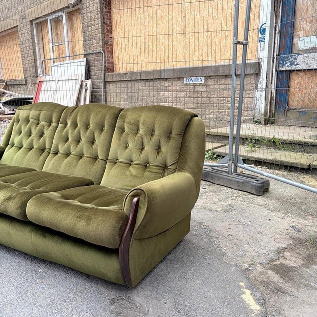 1960s Mid-Century Green Velvet and Wood 3-Seater Sofa, 1960s For Sale - Image 5 of 10