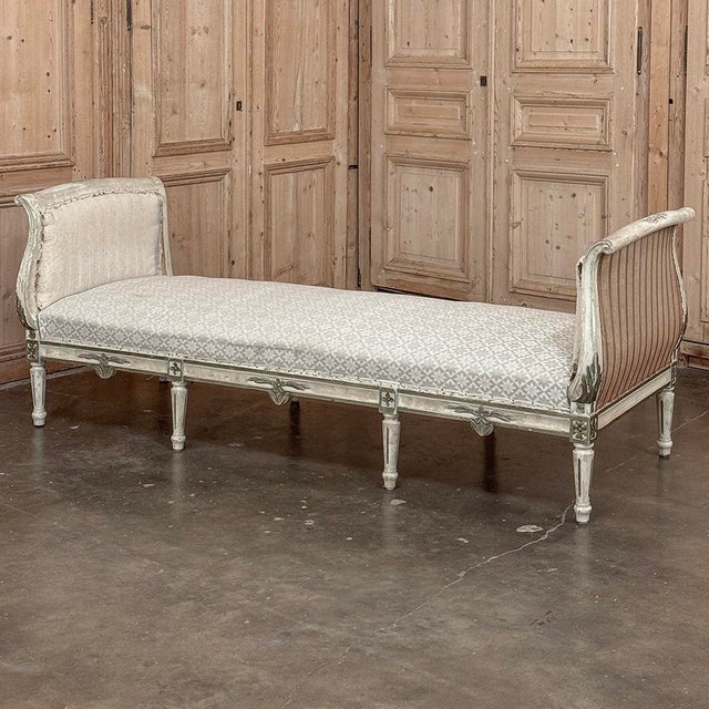 Neoclassical 19th Century Swedish Gustavian Painted Canape ~ Daybed ~ Settee For Sale - Image 3 of 18