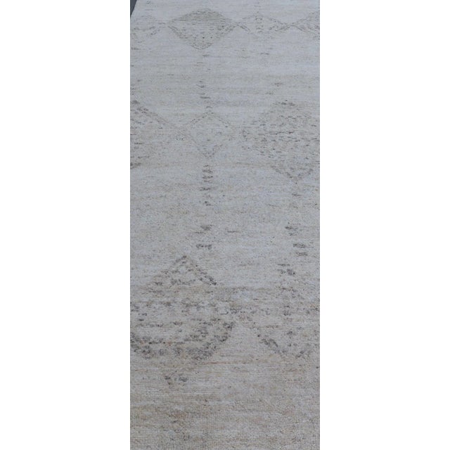 Tribal Hand Knotted Neutral Modern Gallery Runner With Tribal Diamond Design in Light Gray For Sale - Image 3 of 13