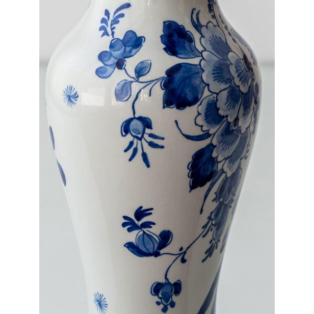 Metal Royal Delft Blue, White, and Green Chinoiserie Bird Table Lamp, 1979 For Sale - Image 7 of 17