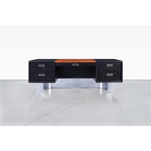 This stunning vintage executive desk from the 1970s is a true testament to classic American craftsmanship. Designed for...