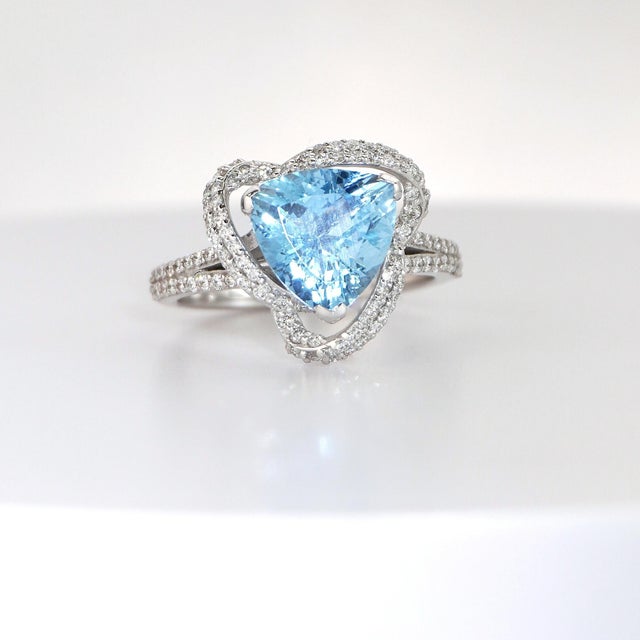 Contemporary Trilliant-Cut Aquamarine Ring With Diamonds in 14k White Gold Size 7 For Sale - Image 3 of 7