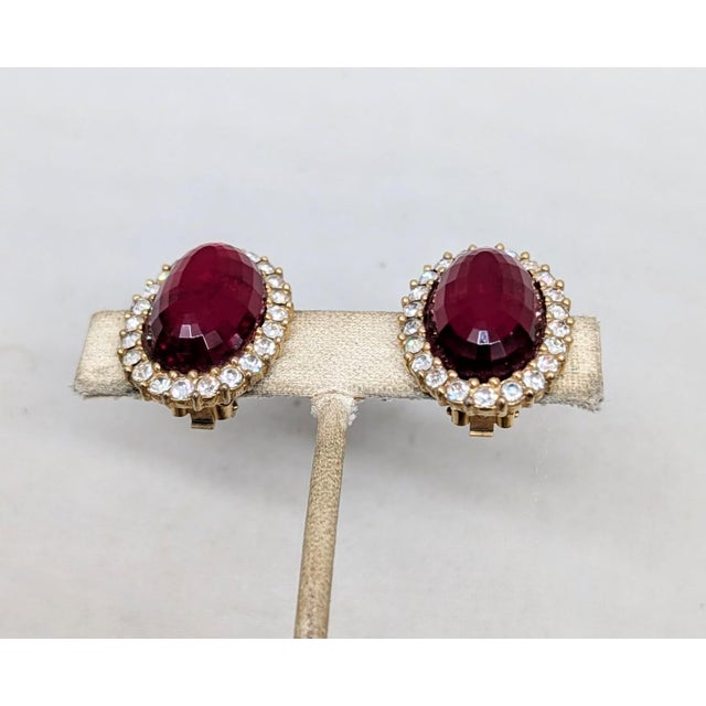 Vintage 1960s Signed Hattie Carnegie Oval Goldtone Faux-Garnet & Clear Rhinestone Clip Earrings-2 Pieces For Sale In Philadelphia - Image 6 of 7