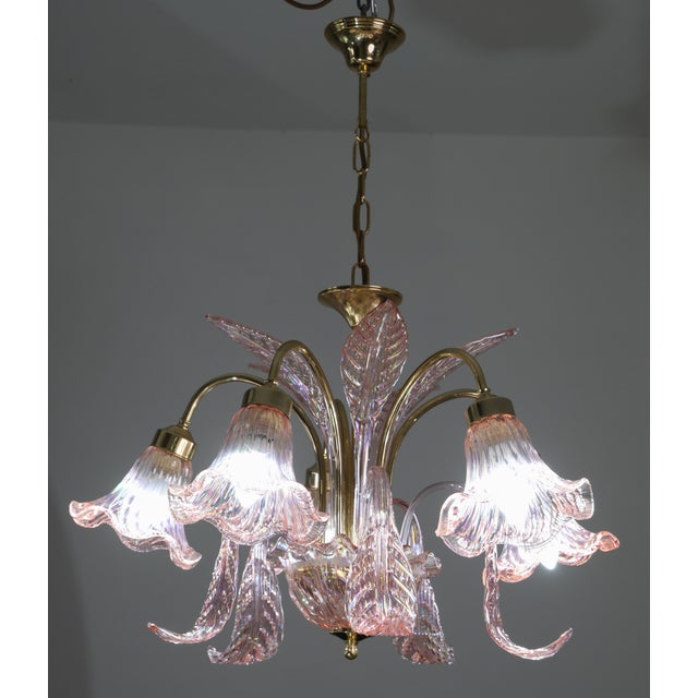 Spectacular Murano chandelier in rare iridescent pink glass. The chandelier consists of 5 arms with 5 e14 light points,...