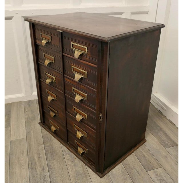 Barristers Wellington Filing Cabinet attributed to Shannon, 1900s For Sale - Image 6 of 15