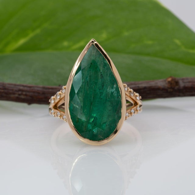 2020s 7.5Ct Zambian Emerald Ring With Earth-Mined Diamond Accents: 14k Gold, Size 6.75 For Sale - Image 5 of 9
