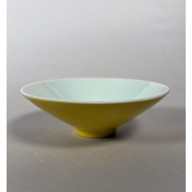 Coupe en Porcelaine Monochrome Jaune Citron Yongzheng (1723-1735) Chine For Sale - Image 4 of 5
