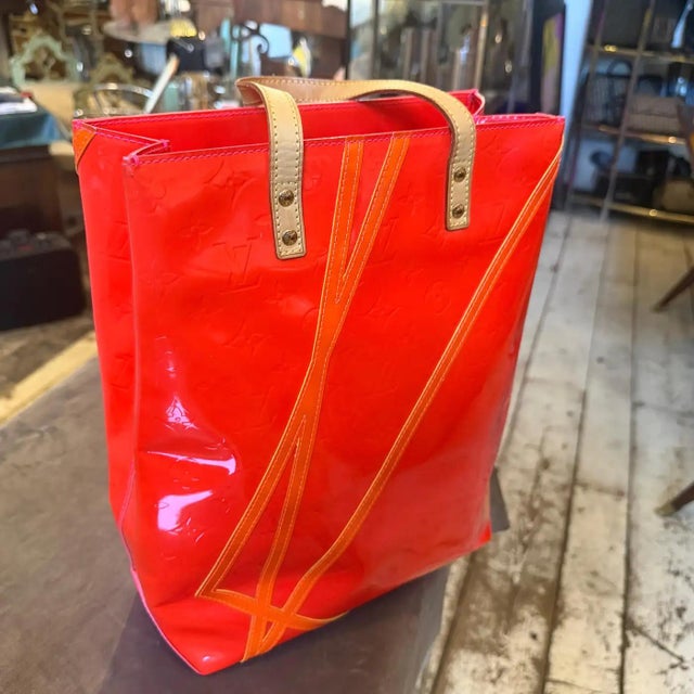 2002 Louis Vuitton Red Vernis Patent Leather Reade Tote Bag by Robert Wilson For Sale - Image 16 of 17