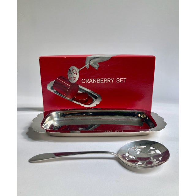 International Silver Boxed Wm. Rogers Silverplate Cranberry Set With Plate & Server- 2 Pieces For Sale - Image 4 of 12