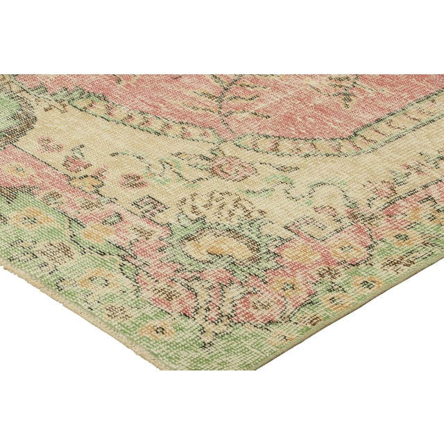 1960s Vintage Zeki Müren Rug in Pink With Medallion and Floral Patterns | Rug & Kilim For Sale - Image 5 of 7