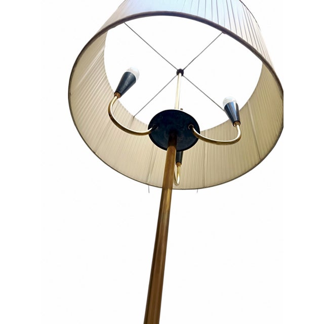 An elegant floor lamp characterised by a refined and minimalist design that blends perfectly with both period interiors...