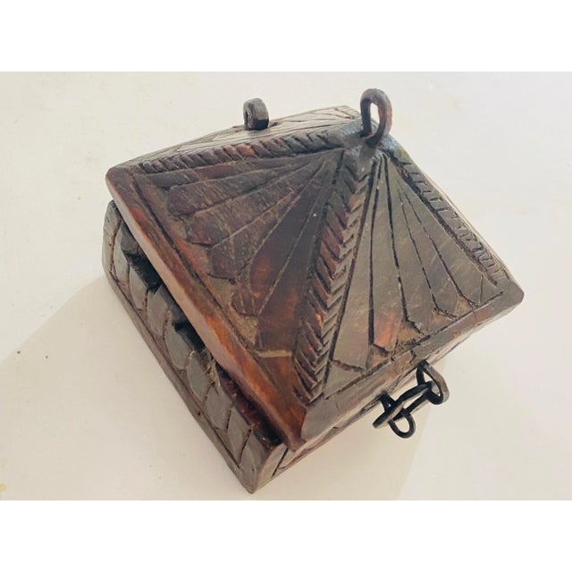 19th Century African Hand Carved Wooden Powder Box in Brown Color For Sale - Image 5 of 13