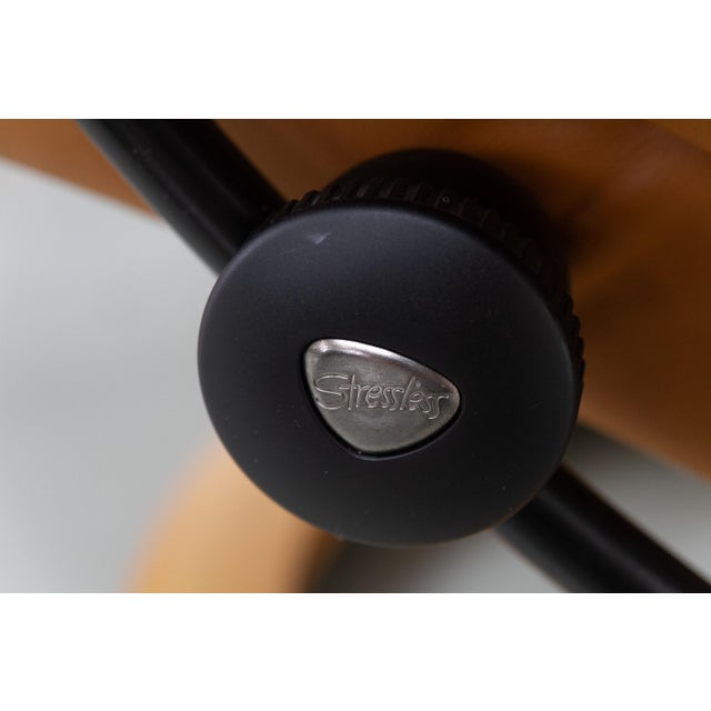 Set of Stressless Reclining Lounge Chair and Ottoman from Ekornes, 2000s For Sale - Image 9 of 18