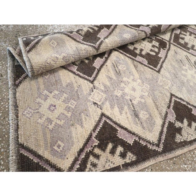 Ivory Galerie Shabab Collection Mid-20th Century Turkish Anatolian Rug For Sale - Image 8 of 8