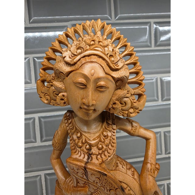 Wood Late 20th-Century Balinese Modernist Wood Carving of a Janger Fan Dancer – 13.5-Inch Decorative Sculpture For Sale - Image 7 of 11
